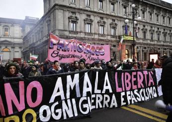 Milano, tensione e scontri al corteo antifascista: un agente ferito