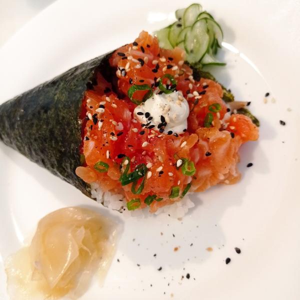 Temaki: cos’è, come si mangia, come si arrotola e quante calorie ha?