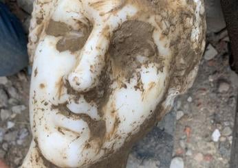 Roma, ritrovata una testa di marmo tesoro archeologico a Piazza Aug…