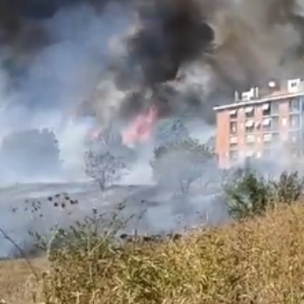 Roma, incendio in zona Settecamini: sterpaglie e rifiuti bruciati, Crimeni (pres. comitato di quartiere): “Abbiamo denunciato più volte. Mai ascoltati” | VIDEO