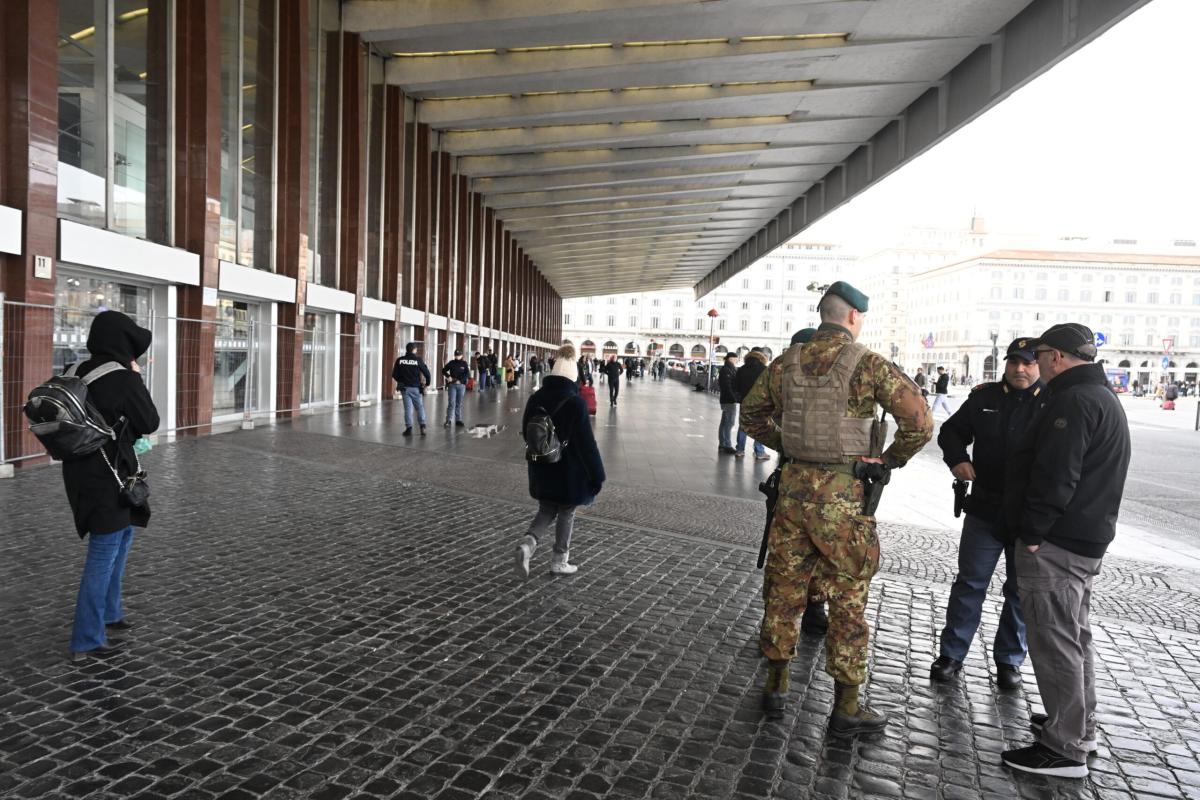 Stazione Termini, aggredisce passanti colpendoli con delle bottigliate