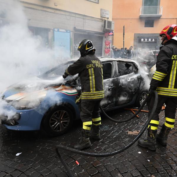 Napoli-Eintracht, guerriglia in città tra tifosi tedeschi e polizia | VIDEO