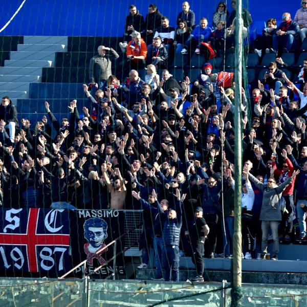 Daspo per 22 ultras del Cagliari dopo gli scontri nei match con Napoli e Inter