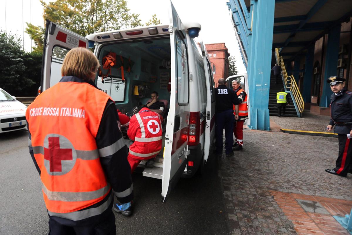 Bologna, tenta il suicidio dopo sms: “La faccio finita”. Padre la g…