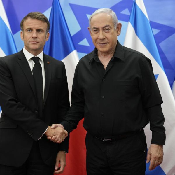 Guerra in Medio Oriente, incontro tra Macron e Netanyahu oggi. Il presidente francese: “Coalizione anti-Isis combatta anche contro Hamas”