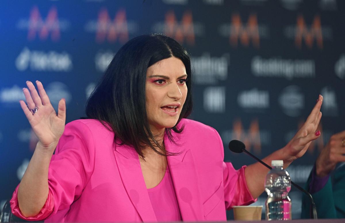 Laura Pausini prima è “positiva al Covid”, poi ritira la notizia: c…