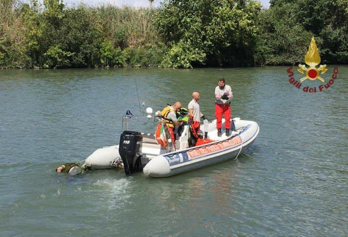 Roma, trovato un cadavere nel Tevere all’altezza del Testaccio: è una donna di 63 anni