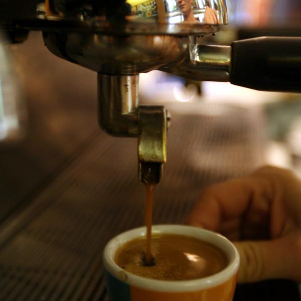 Bere caffè fa bene: quante tazzine bisogna assumere per evitare problemi cardiologici?