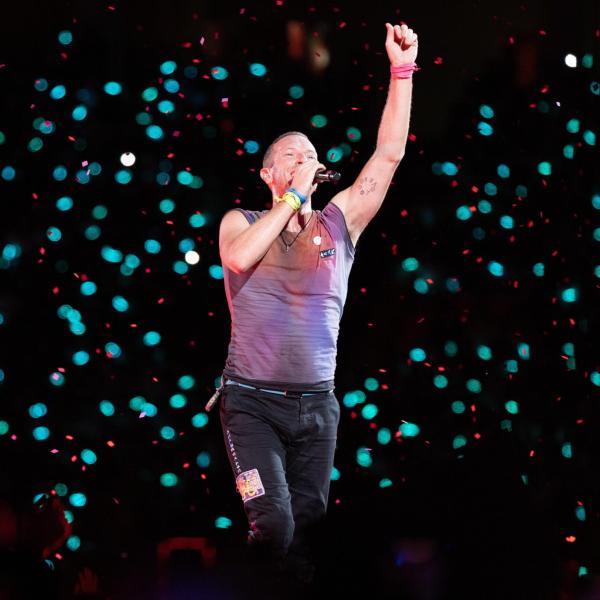 Coldplay lanciano il nuovo singolo “feelslikeimfallinginlove”: testo, traduzione e significato