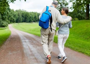 Fare passeggiate regolari riduce i sintomi del mal di schiena, ecco quanto dovresti camminare