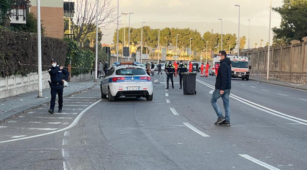 Incidente a Cagliari, camion piomba sui tavolini di un bar in centr…