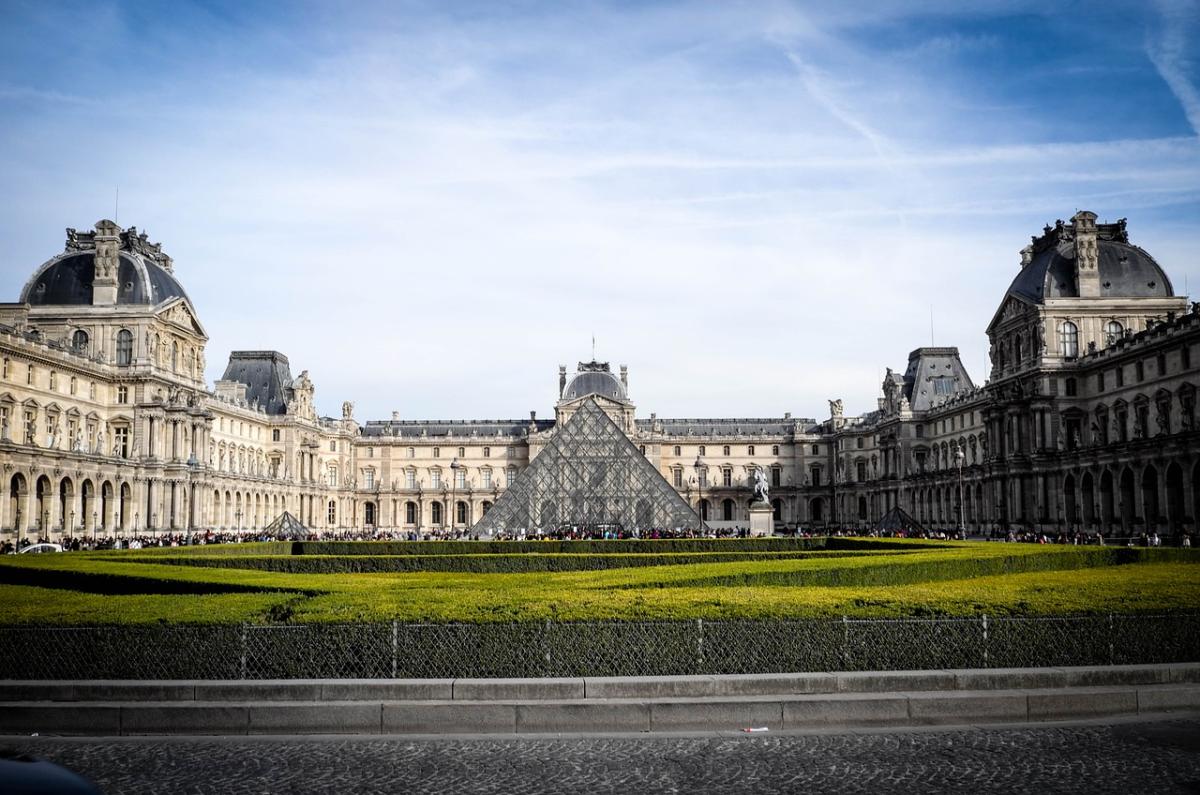 Parigi 2024, la fiamma olimpica verrà installata vicino al Louvre