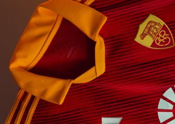 Roma, presentata la nuova maglia celebrativa: verrà indossata nel derby con la Lazio