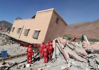 Terremoto Marocco, nuovo bilancio: quasi 3mila morti. Ora è gara di solidarietà, aiuti da Stati e organizzazioni umanitarie