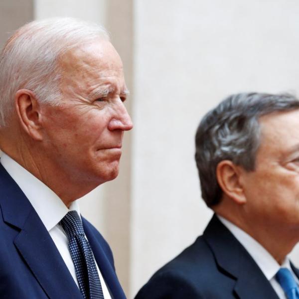 Tesoriere M5S e la foto di Draghi al guinzaglio di Biden