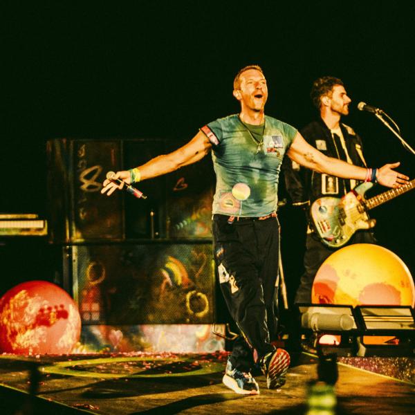 “We Pray” è la nuova canzone dei Coldplay: video, testo, traduzione e significato