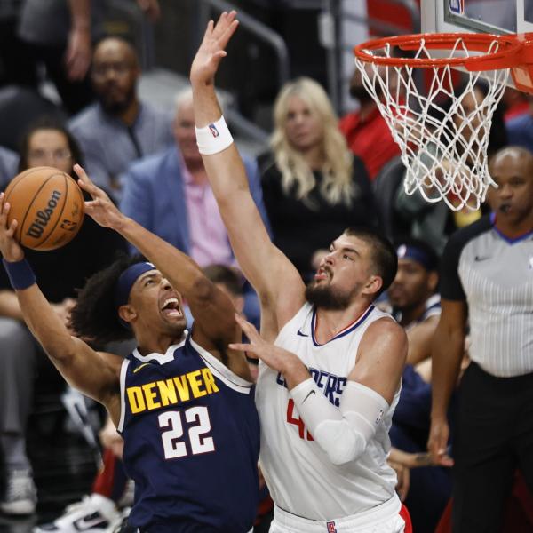 Basket, Che Flores sarà il primo arbitro trans non binario in NBA