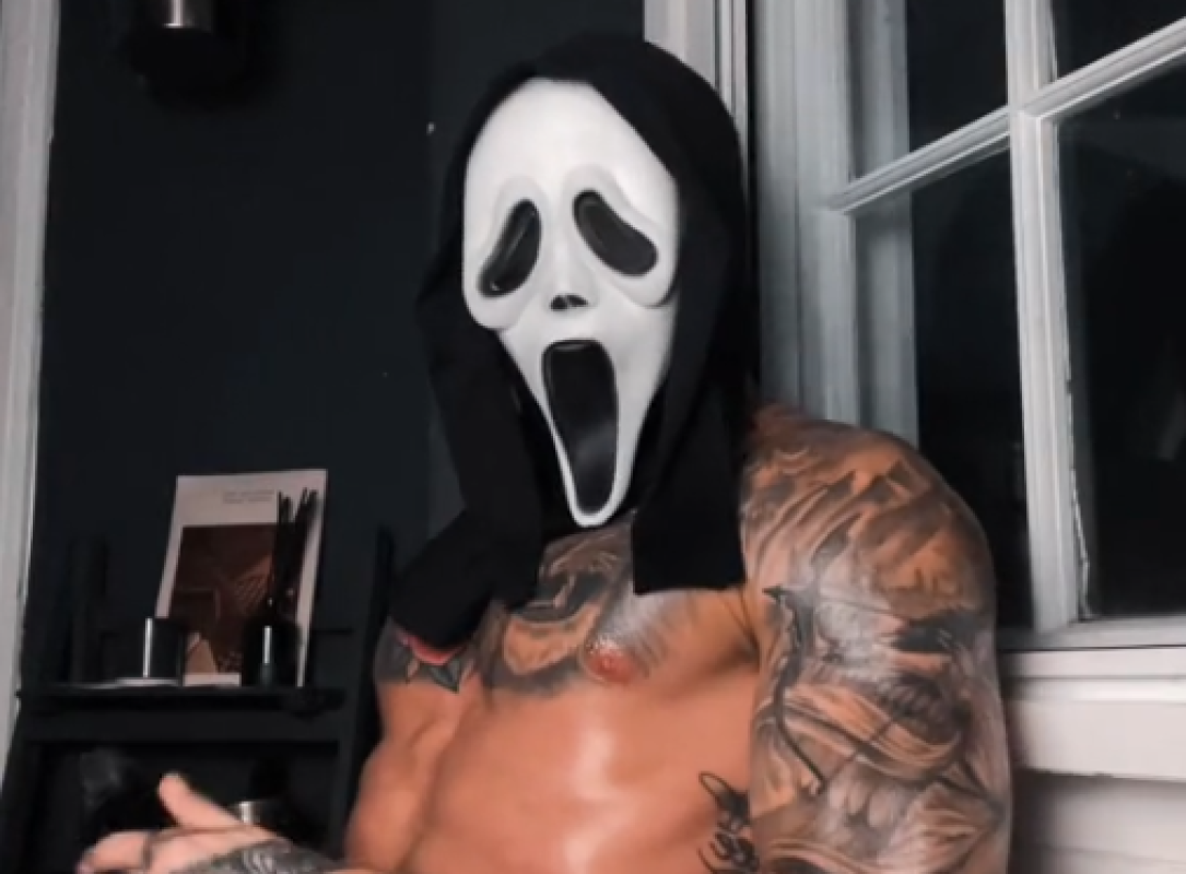 Quando per eccitarsi serve la maschera di Scream: il trend hot con Ghostface spopola su TikTok