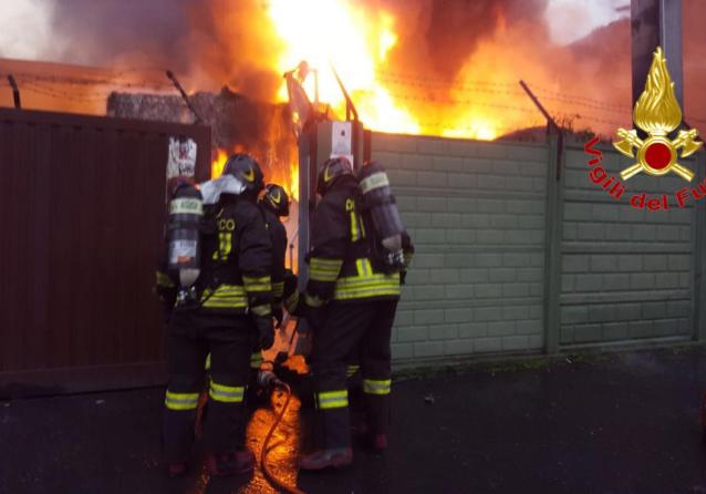 Incendio Porcari oggi 12 marzo 2023, domani tutte le scuole chiuse