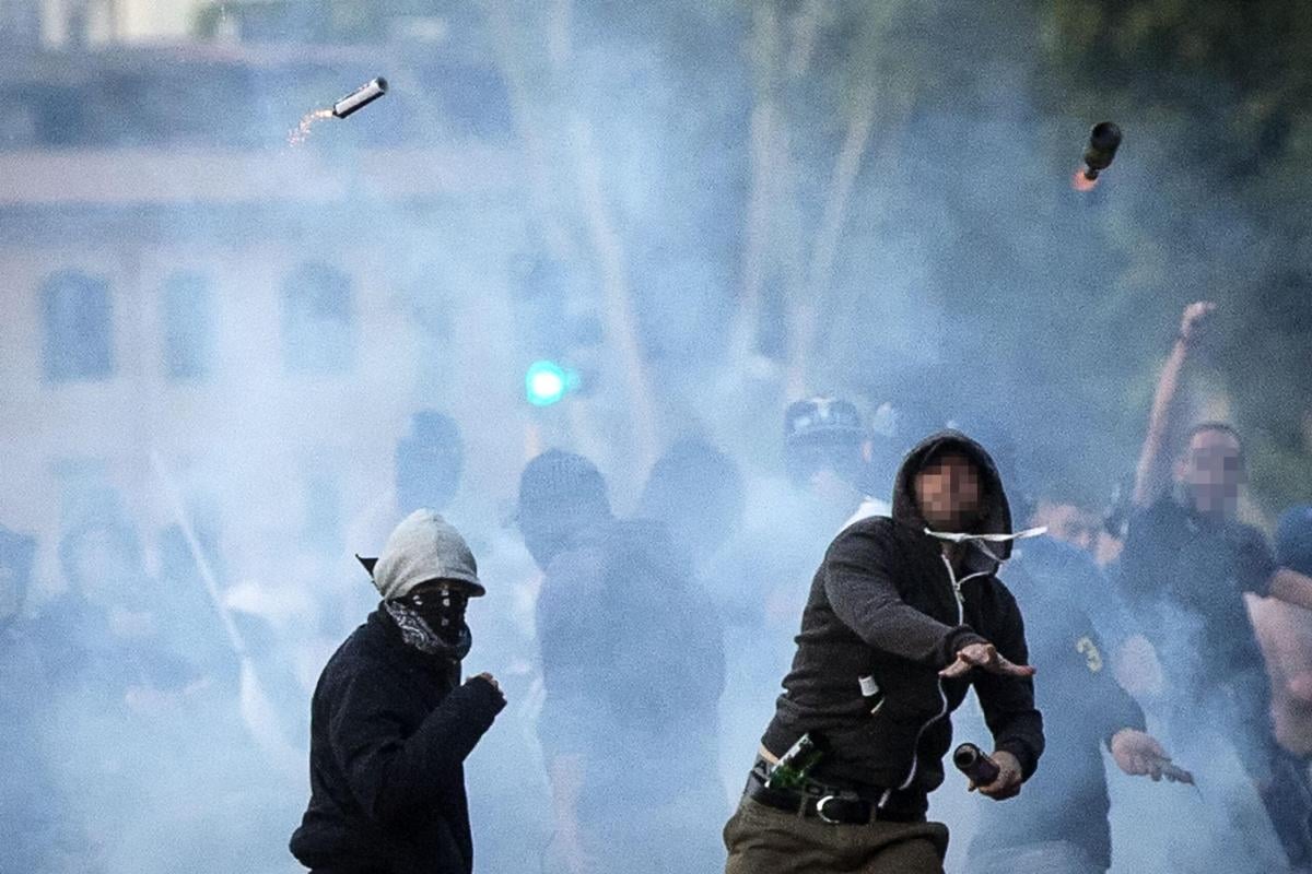 Lazio – Roma, ferito un poliziotto dopo gli scontri tra supporter g…