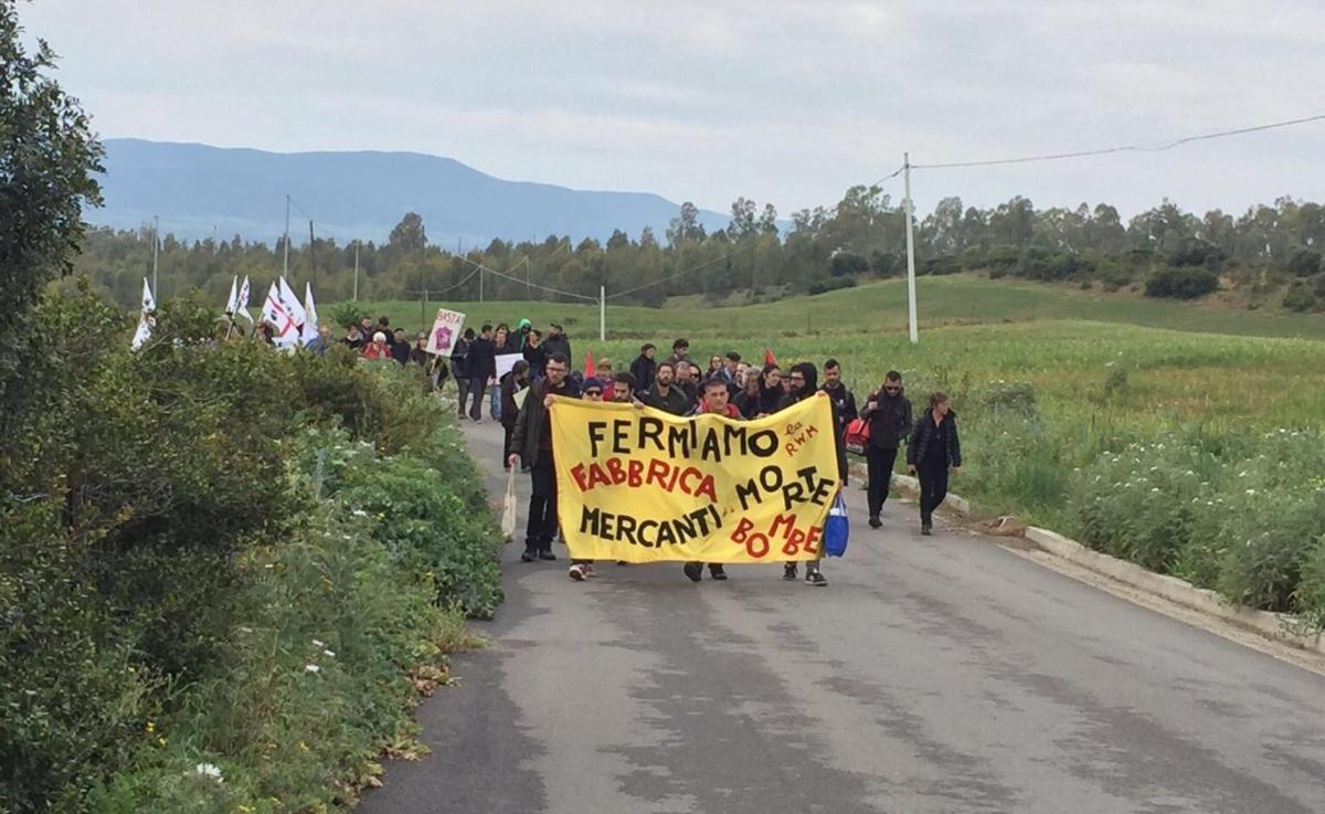 Cagliari, sit-in pacifista di fronte al Tribunale: presenti 50 persone