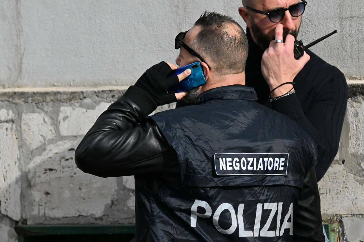 Napoli, notte di paura in provincia: aggredito un giovane e spari contro un’auto