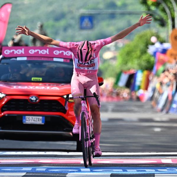 Giro d’Italia 2024, sesta vittoria per Pogacar sul monte Grappa: domani la passerella finale a Roma