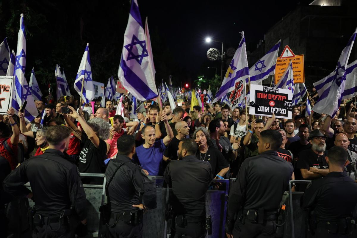 Israele, i famigliari degli ostaggi tornano in piazza per protestare contro Netanyahu: “Riportali qui, ora”. Scontri con le forze dell’ordine | VIDEO E FOTO