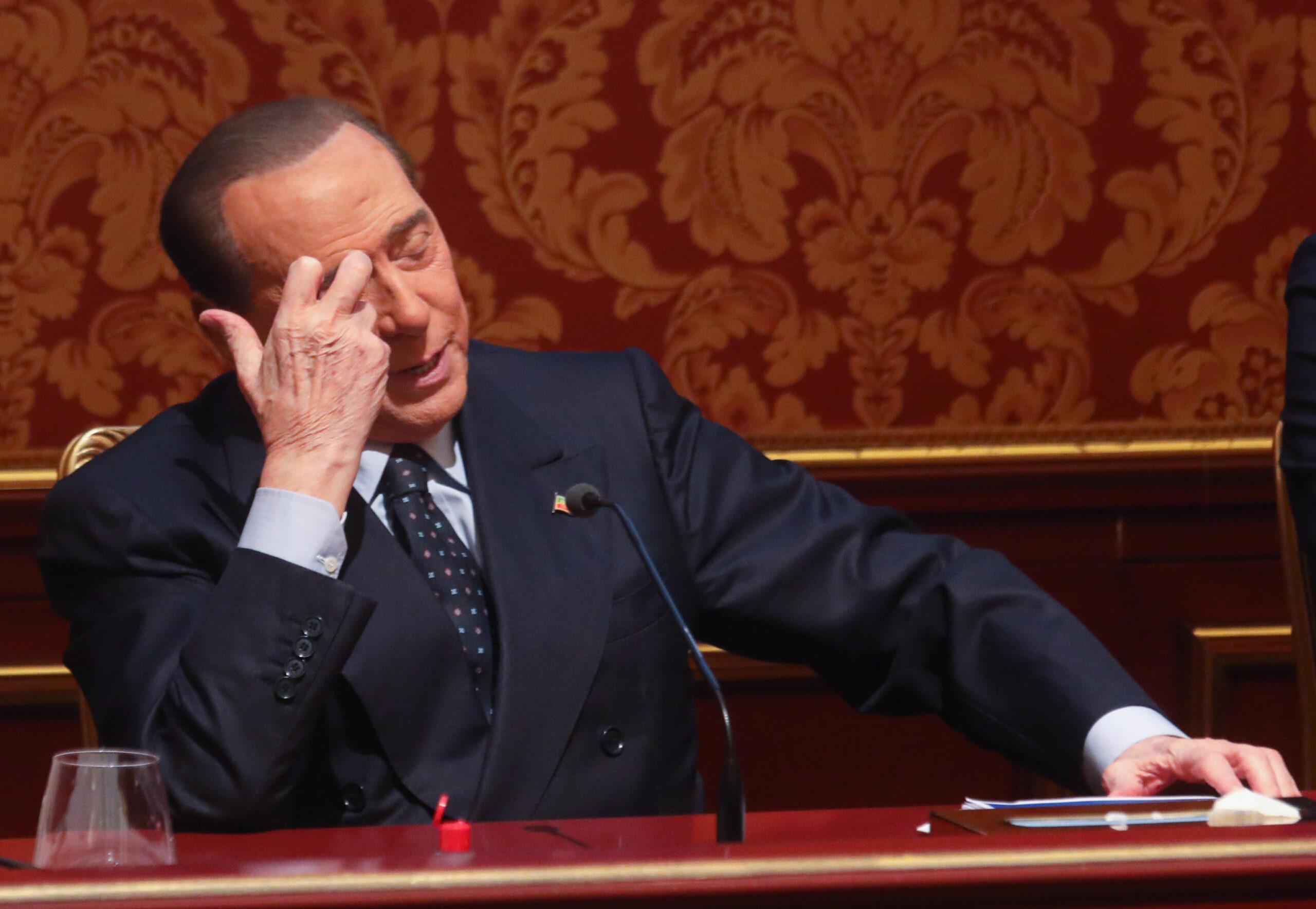 Berlusconi in terapia intensiva: è stabile. Con lui i figli e la moglie. Il fratello Paolo: “E’ una roccia”. Tajani: “Parla”