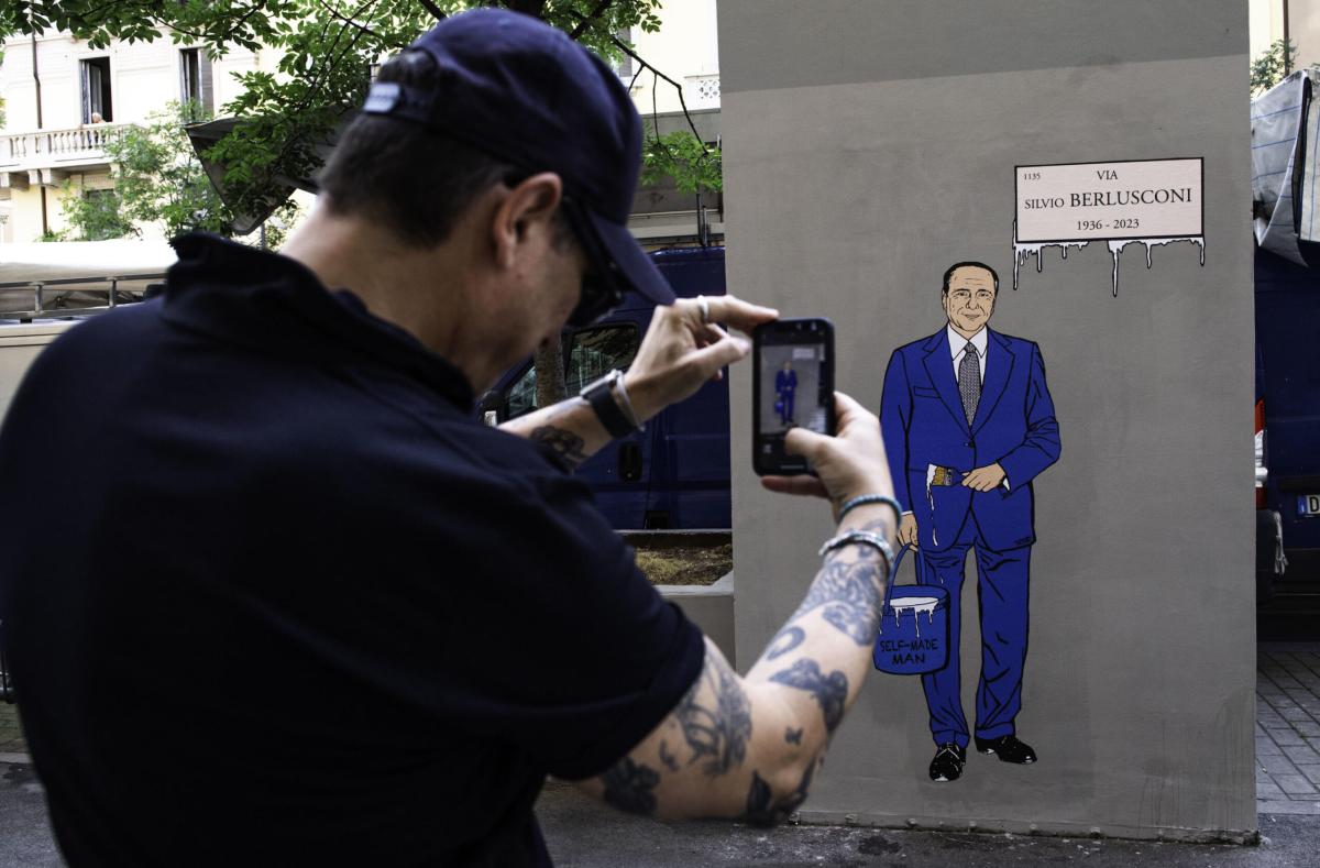 Milano, cancellato il murale dedicato a Silvio Berlusconi: l’opera …