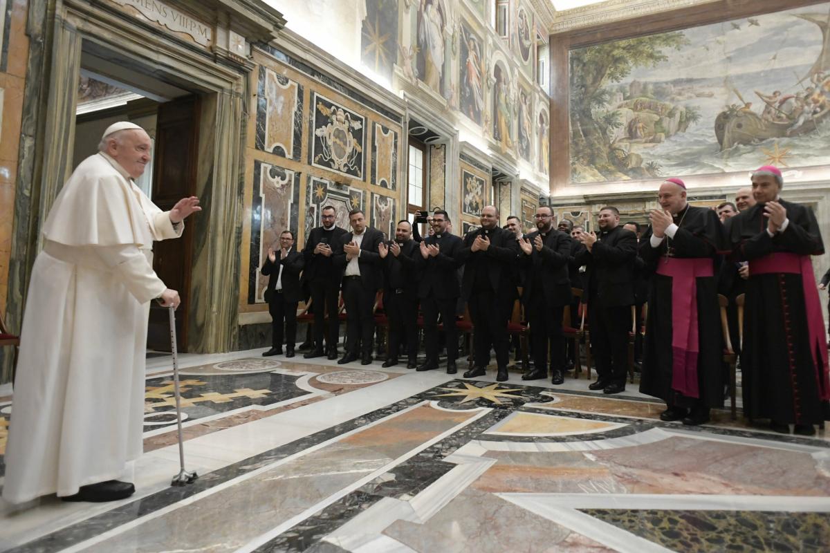 Papa Francesco, teoria del gender: “Il pericolo più brutto del nostro tempo, cancella ogni differenza tra uomo e donna”