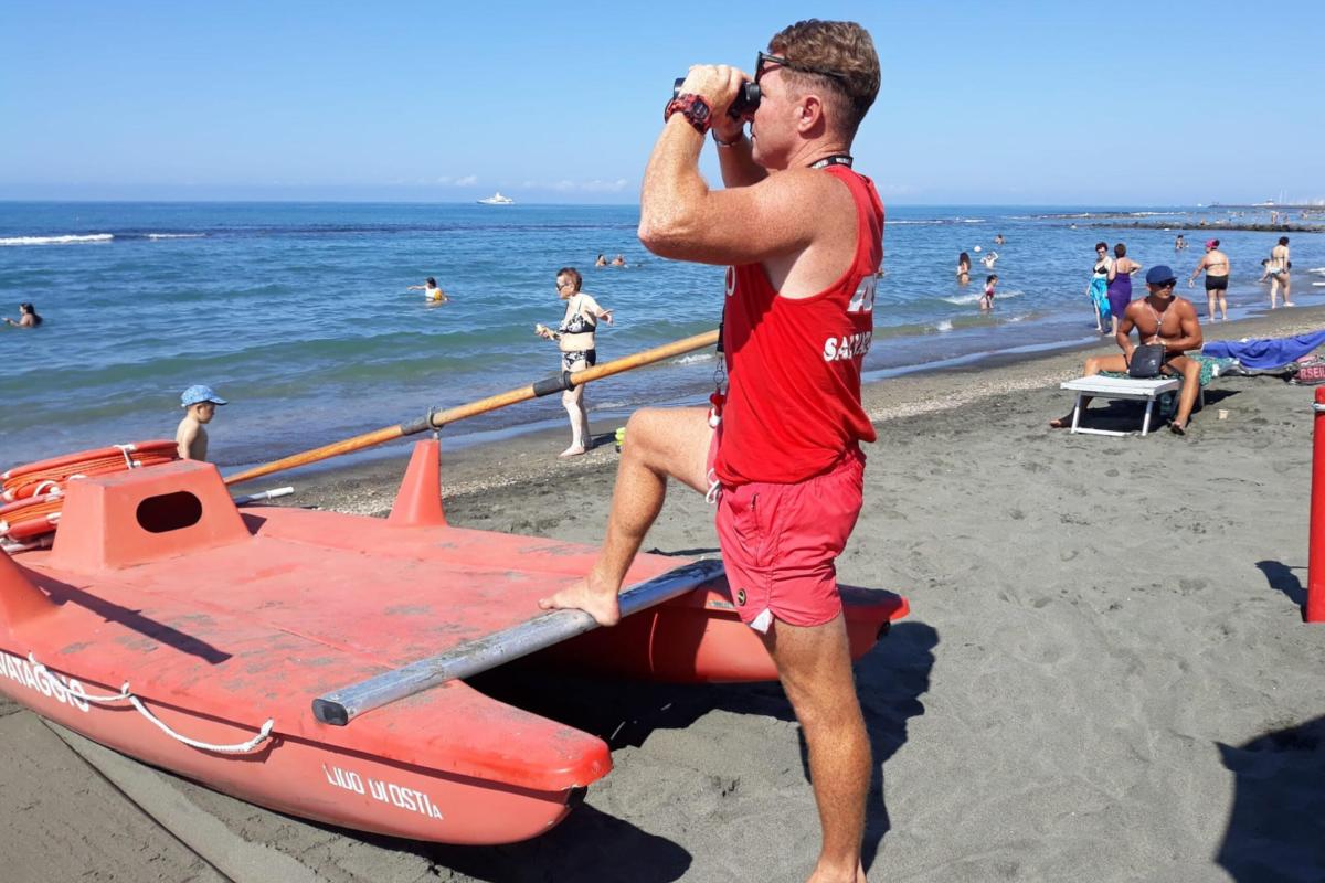 Ostia, il bagnino salva la vita dei ragazzi nelle spiagge libere se…