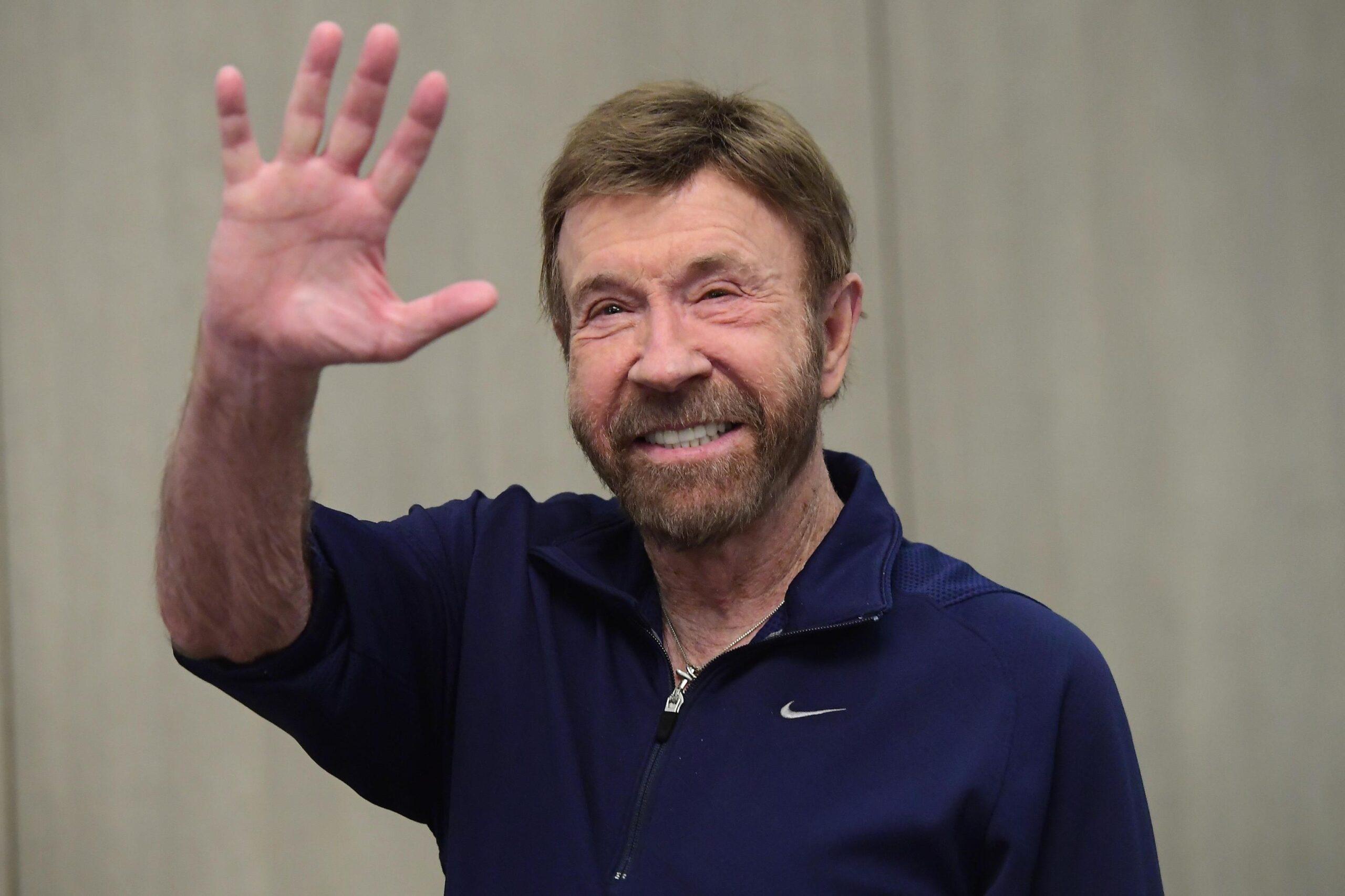 Chuck Norris quanto ha alzato di pesi? L’icona delle arti marziali è ancora il più forte | VIDEO