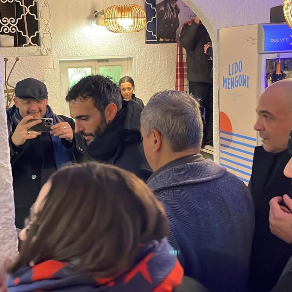 Marco Mengoni a Sanremo 2023 al party del suo Lido Mengoni | Video