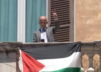 Elezioni Europee 2024: Stefano Apuzzo, il candidato Avs dei flash mob. Dalla bandiera palestinese al Duomo alle mimetiche e i fucili contro la caccia e le armi: “Giorgia, da che parte stai?” | VIDEO