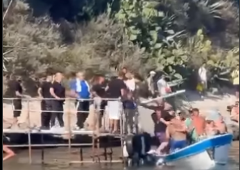 Napoli, botte da orbi a Bacoli: rissa per salire su una barca turistica a Lido Schiacchetiello | VIDEO