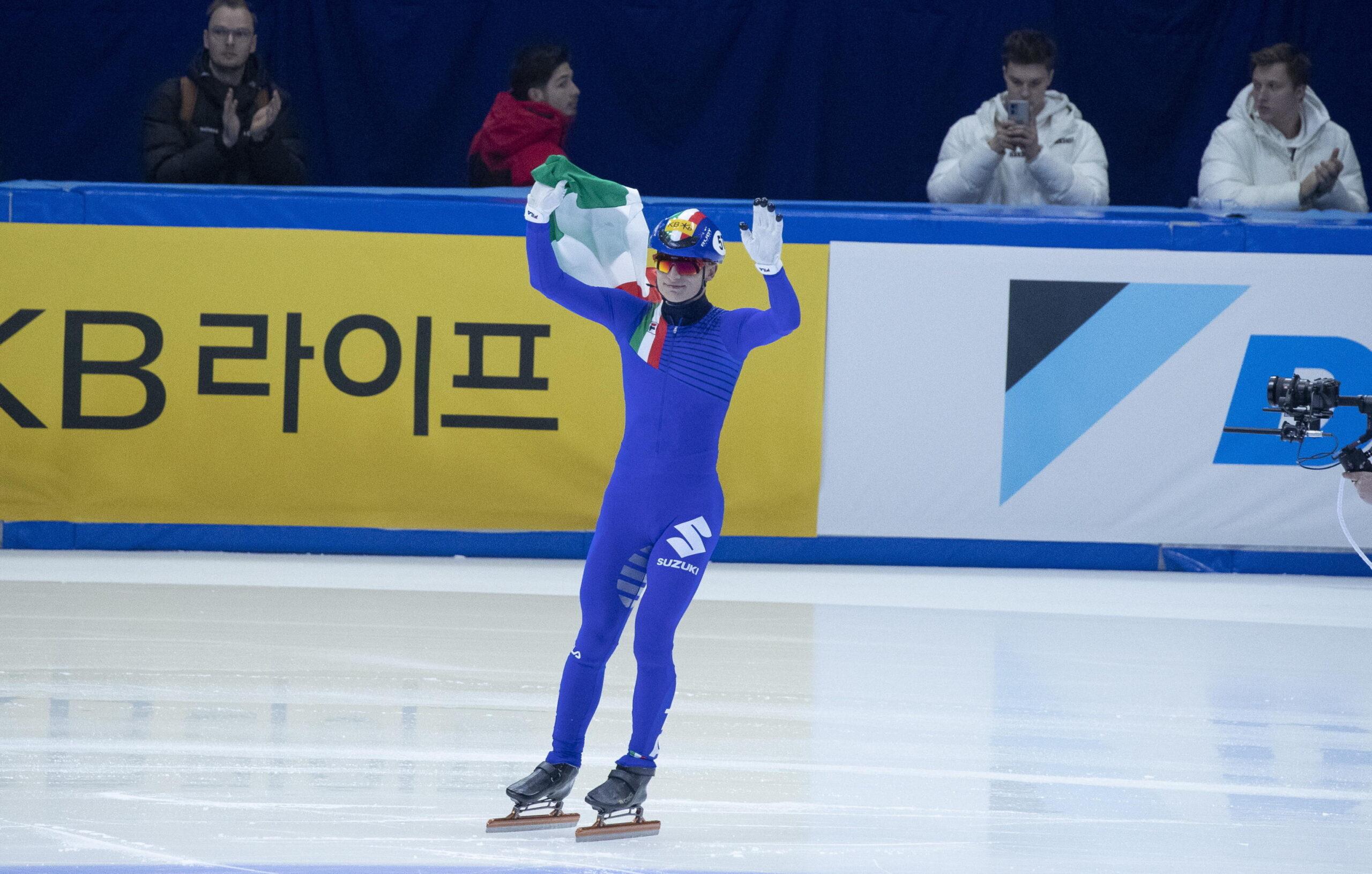 Pattinaggio, ai Mondiali di short track doppio colpo per Pietro Sighel: oro nei 500m e argento nei 1500m