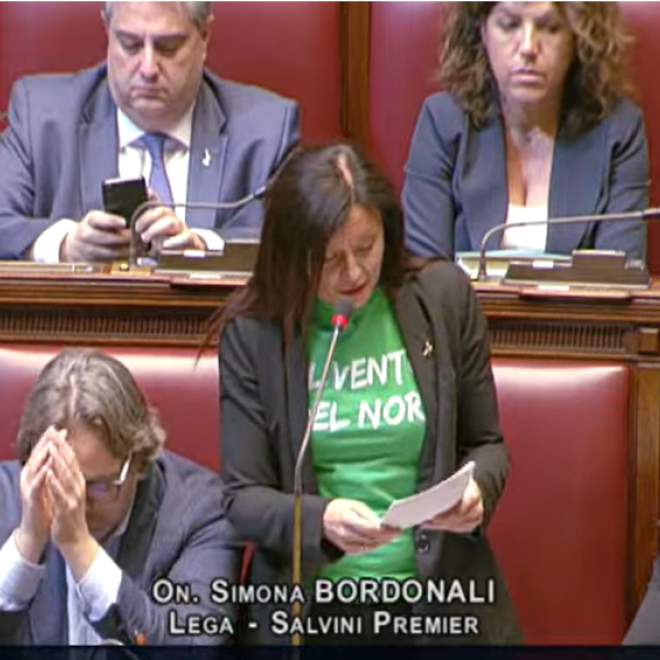 Autonomia, t-shirt con scritta “Vento del nord”: esplode la protesta dell’opposizione. Molinari (Lega): “Tempi brevi per approvazione” |VIDEO