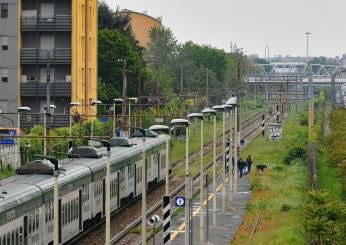 Roma, il lungo pomeriggio dei passeggeri di un treno fermo a San Filippo: camminano sui binari per arrivare a meta