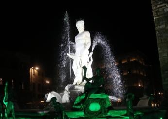 Firenze, turista sale sul Nettuno per una foto e danneggia la statua. Nardella: “Pagherà”