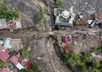 Indonesia, aumenta il numero delle vittime dell’alluvione iniziata lo scorso sabato: morte 52 persone, 27 dispersi | VIDEO