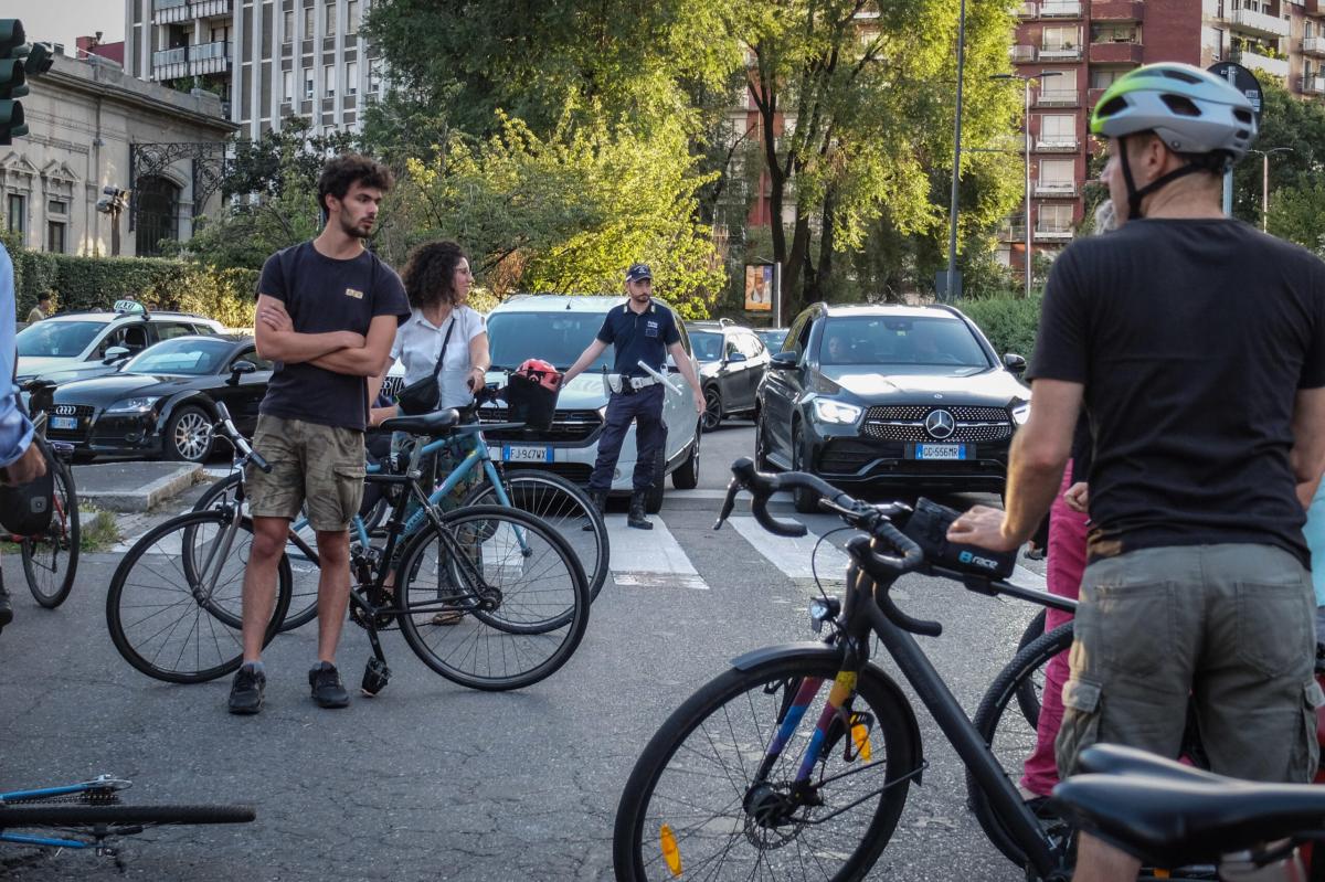 Milano, nuovo ciclista investito: fuori pericolo il 34enne