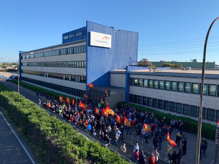 Ex Ilva assemblea dei soci prende atto del decreto, reazioni politiche e proteste a Taranto