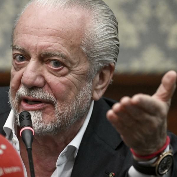 Napoli, dura contestazione a De Laurentiis e squadra: città tappezzata di manifesti