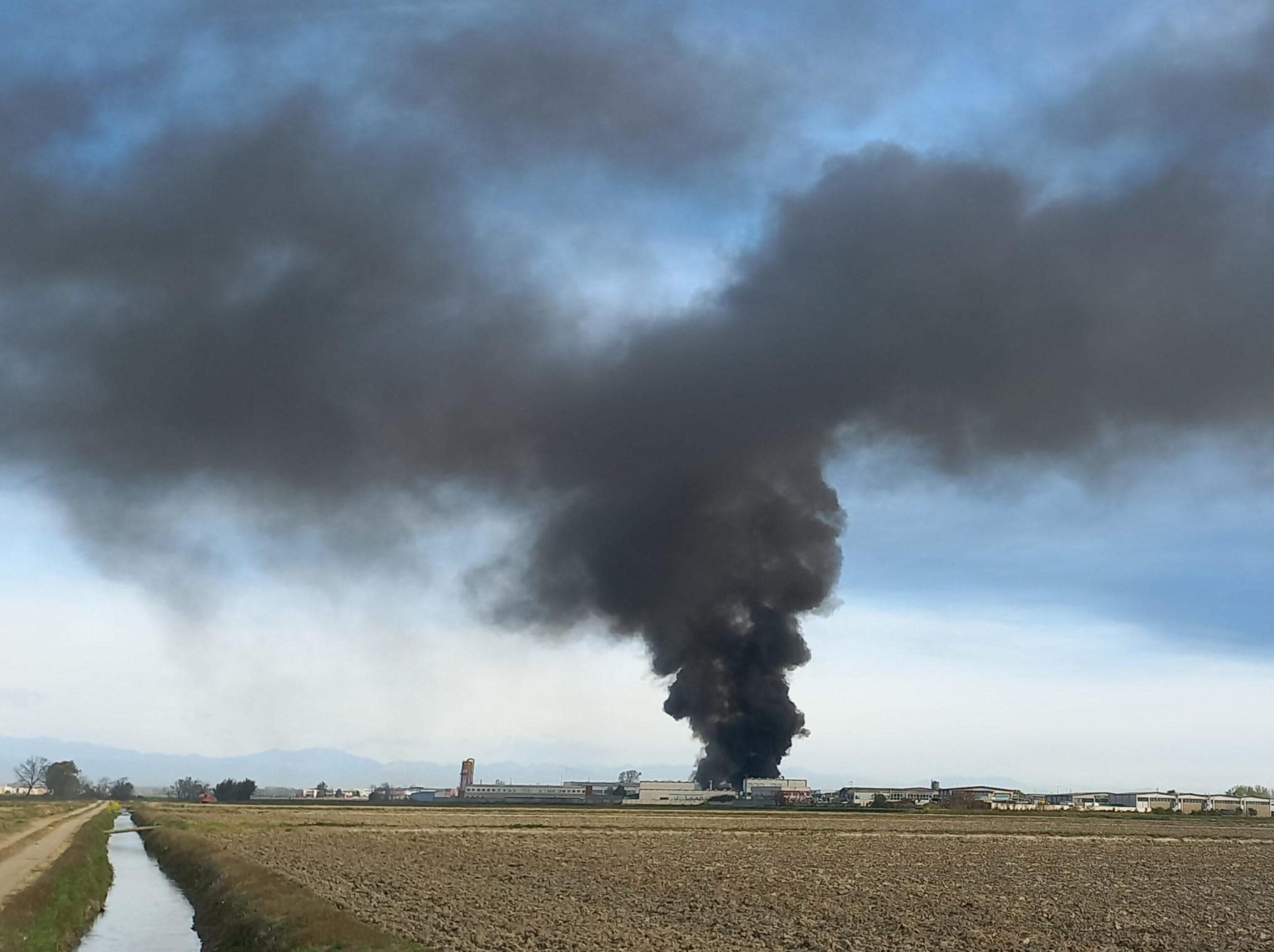 Novara, nuovo allarme incendio: fiamme nell’area industriale di San Pietro Mosezzo