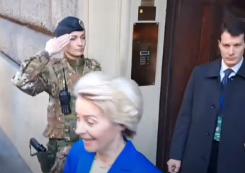 Conferenza Italia-Africa, Ursula von der Leyen non si ferma con i cronisti a Roma: “Non parlo italiano” | VIDEO