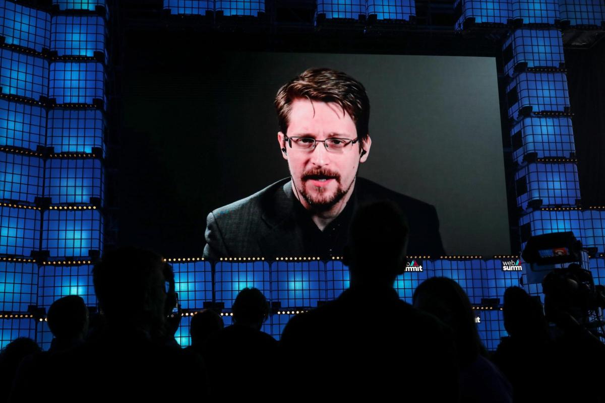 Edward Snowden diventa cittadino russo, ma non sarà chiamato al fro…