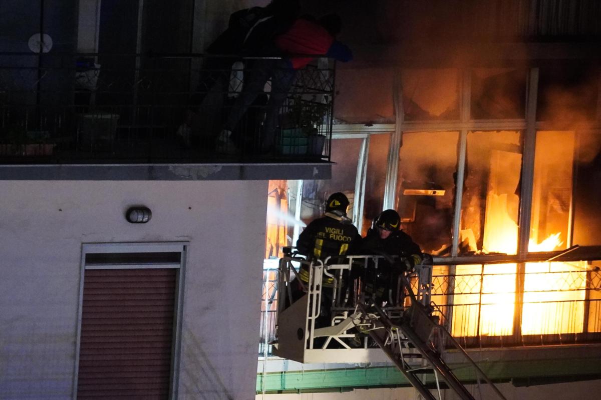 Incendio Massa, evacuati abitanti di un palazzo in centro. Tratti i…