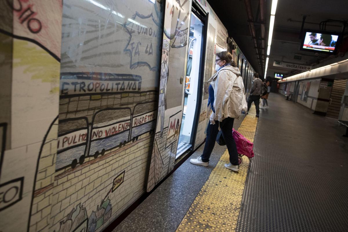 Gli sposi nella metro di Roma, il post Instagram è virale| FOTO