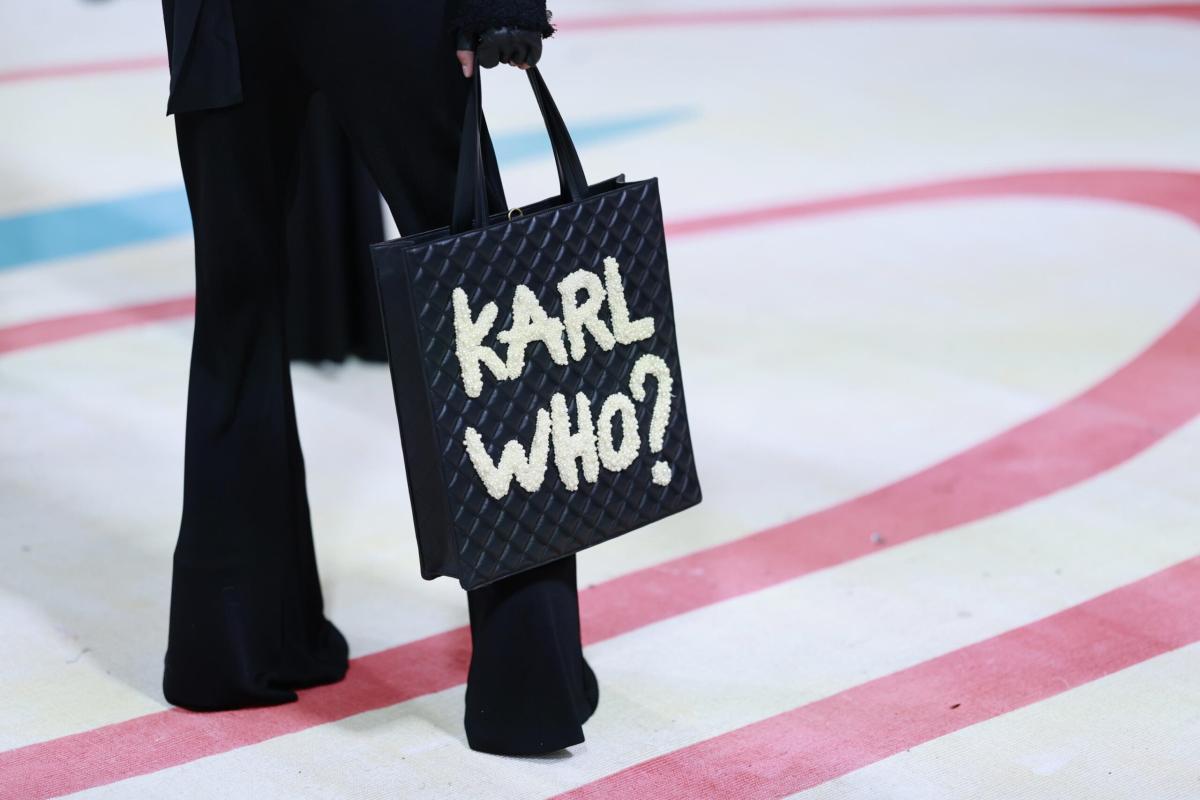 Chi era Karl Lagerfeld, lo stilista che presta il nome al Met Gala?